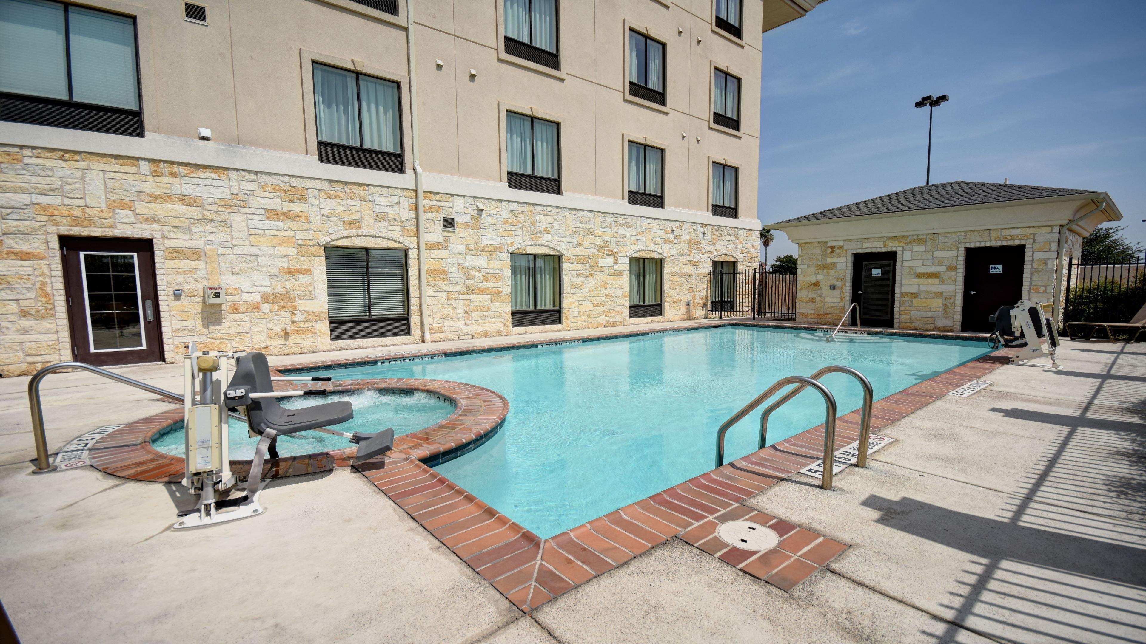 Holiday Inn Express & Suites Del Rio By Ihg Exterior foto