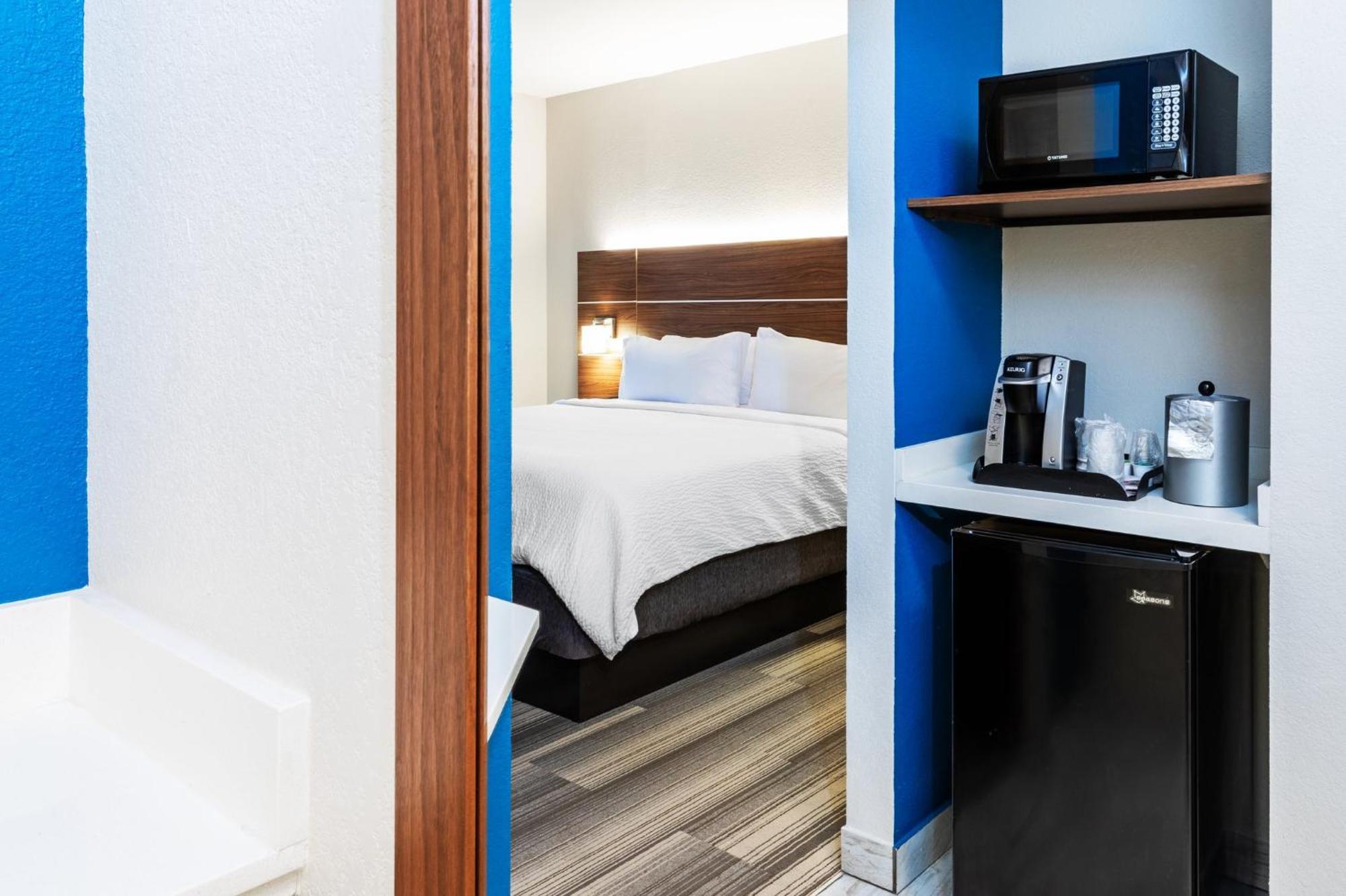 Holiday Inn Express & Suites Del Rio By Ihg Exterior foto